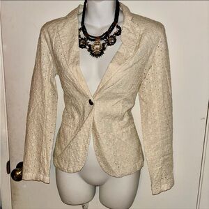 Light Cream Tailored Blazer with Notched Lapel and Textured Fabric